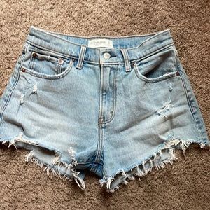 NWT Abercrombie and Fitch the mom short mid rise curve love size 4